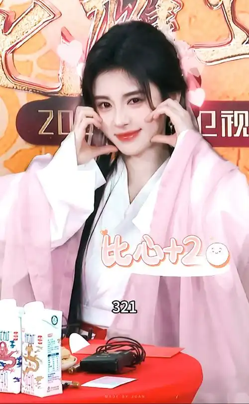 鞠婧祎龙年比心五连拍