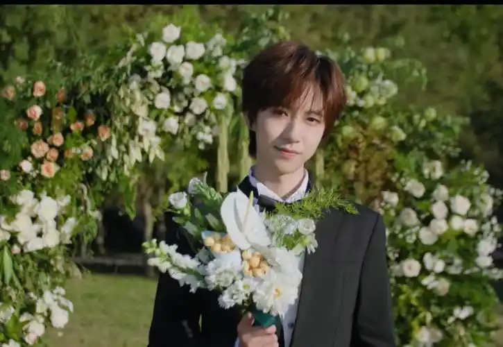 贺峻霖,西装,手捧花,《eyes for you》,这场用心准备的见面像不像梦中