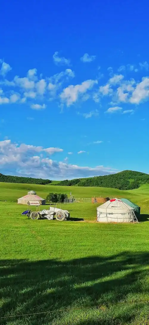 蓝天白云大草原蒙古包