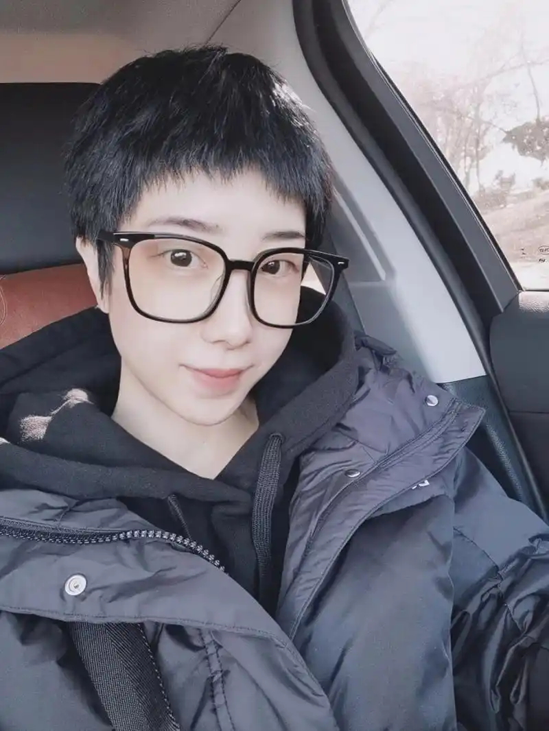 女生寸头 蓄发 女生超短发 半年前心血来潮剪的寸头,蓄发一段时间发现