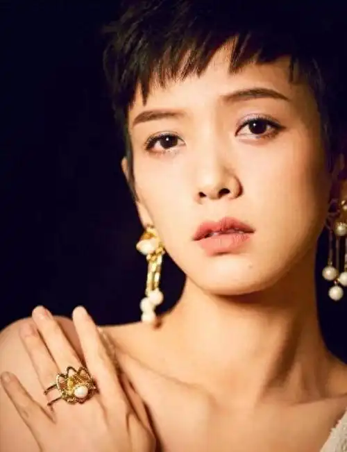 两人在剧中再次扮演闺蜜,这一消息立刻引发了观众的热烈讨论.