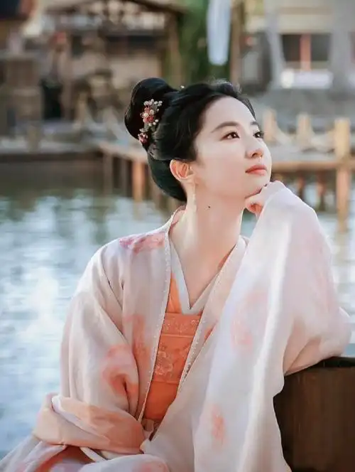 刘亦菲真的美哭了!看了《梦华录》不仅馋天仙的颜,还馋姐姐的汉服!