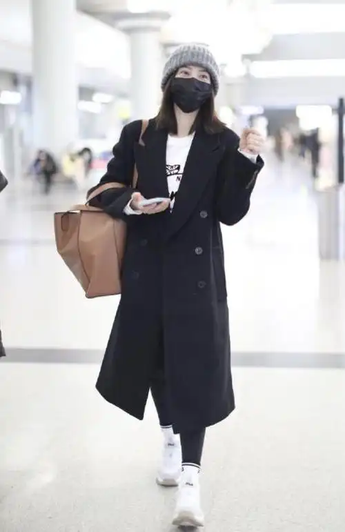 高圆圆越来越简约时髦穿黑色大衣走机场低调高级又优雅