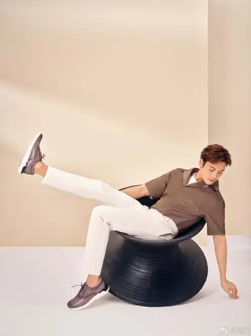 自在型装,不失巧思品牌代言人@william威廉陈伟霆身着奥康首创运动