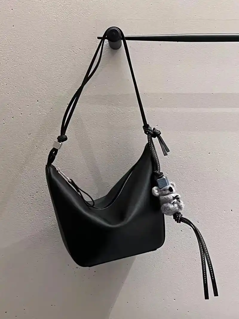 loewe|吊床包hammockhobo.完美地延續了 ha - 抖音