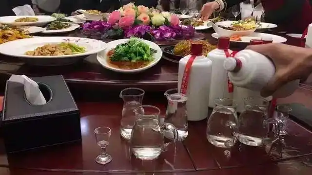 职场新人和领导一起应酬的时候如何避免喝酒