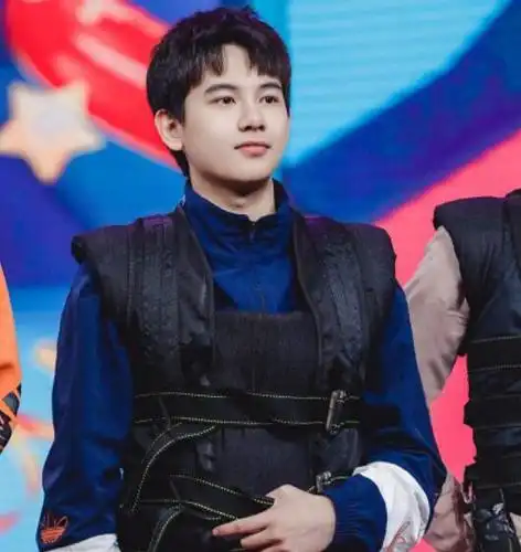 快乐大本营胡先煦唱的歌叫什么