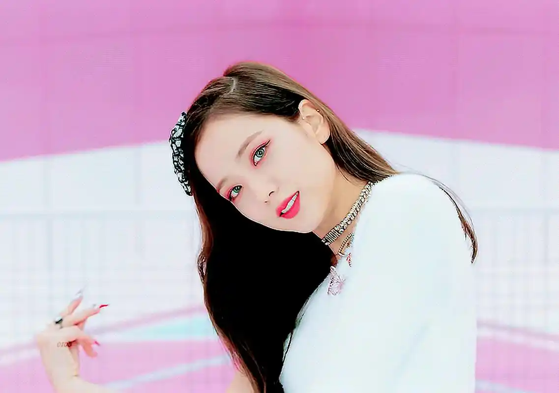 韩国顶级女团的颜值担当——金智秀  金智秀如同一道亮丽的风景线