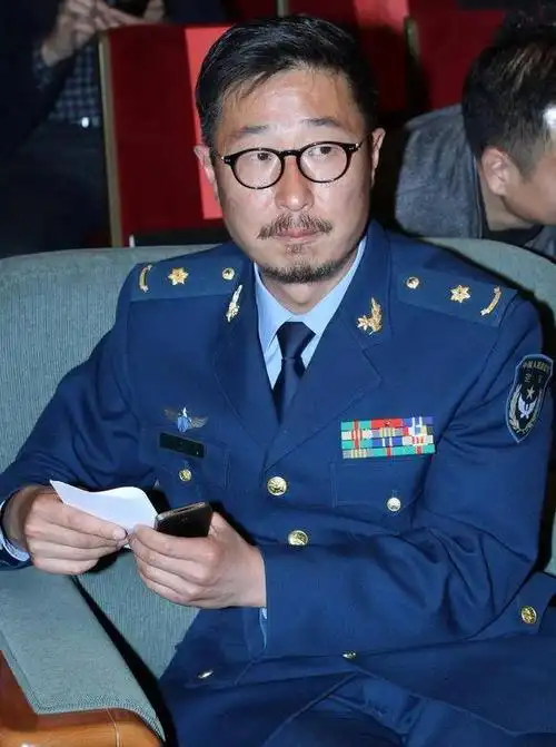 要知道,早在1989年19岁的林永健南下广州加入某军区战士话剧团时,只能