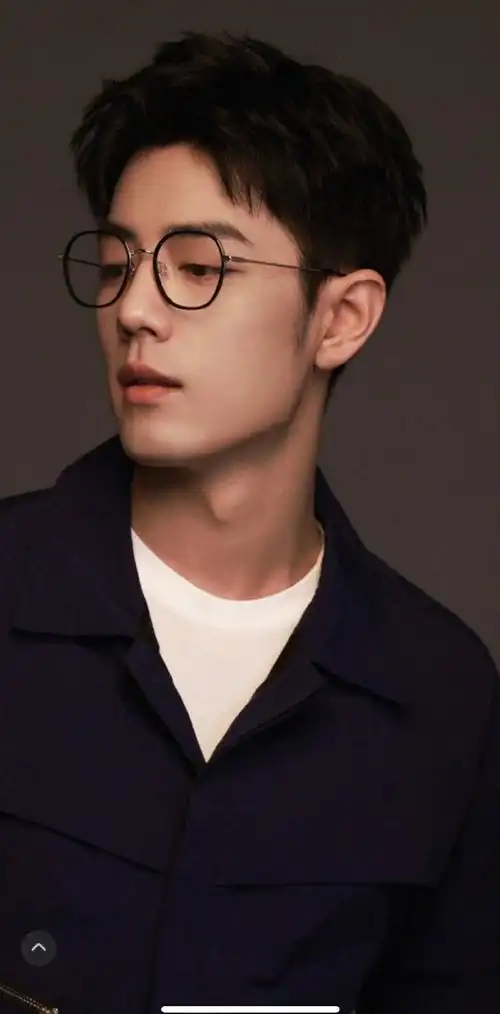 肖战好适合戴眼镜##肖战工作室发了15宫格##肖战