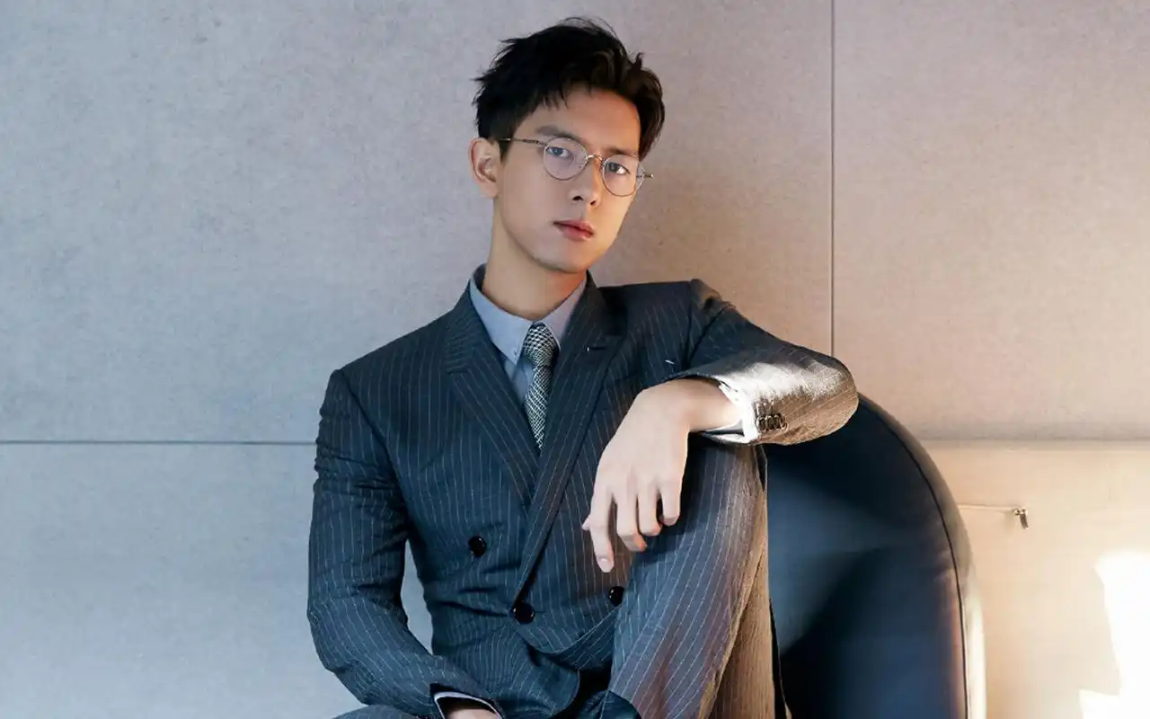 李现斯文帅气写真桌面壁纸