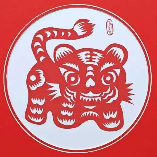 阳春一女子精心剪出了一组以虎为题材,虎虎生威的剪纸艺术作品