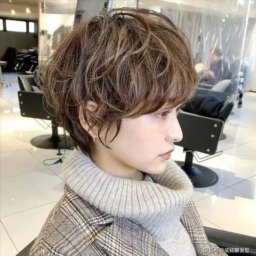简约不失时尚,新款短发烫发上线,让你瞬间变身时尚!