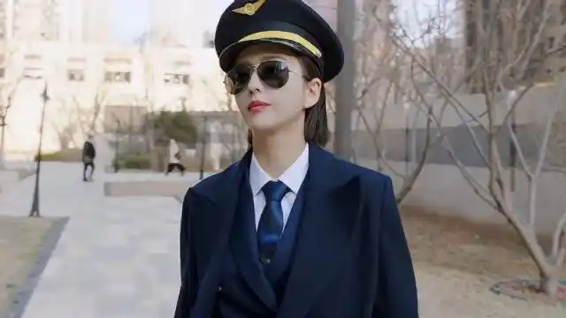 电视剧:最美女机长关雨晴上线,制服配墨镜a爆了,碾压一旁真机长