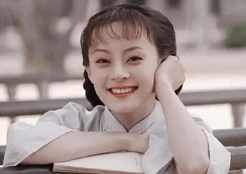 孙俪民国扮相好甜,笑起来太明媚,网友:因为演技低估了她的颜值