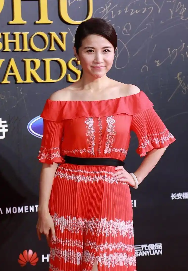 颜丙燕穿衣可不低调,抹胸拼接鱼尾裙显魅力,身材优势一览无余