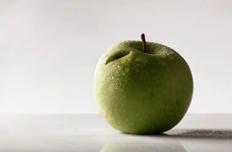 单个苹果,在白色背景上单绿色青苹