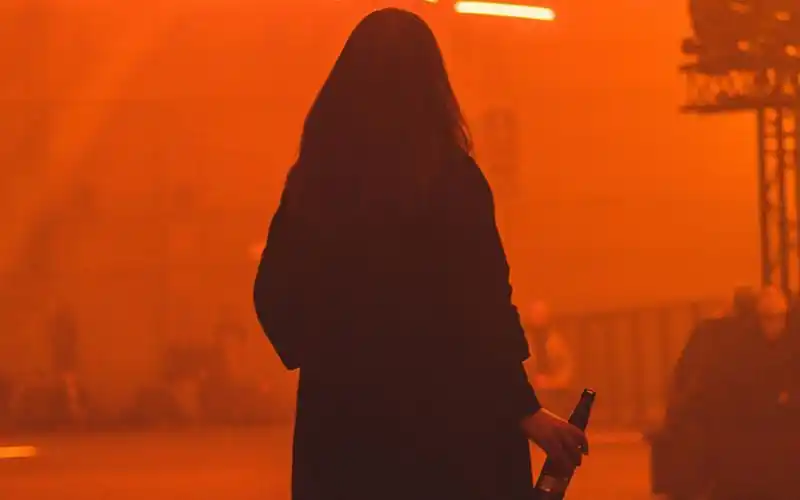 一个女人伤心喝酒图片