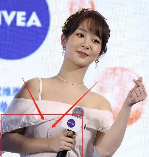 杨紫出席活动生图流出,手臂失去修图效果后,网友:我没看错吧?