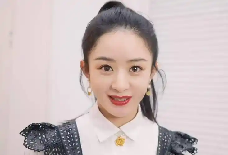 赵丽颖全套大牌登封面,浑圆发际线受,又被指撞脸袁冰妍_赵丽英_杂志