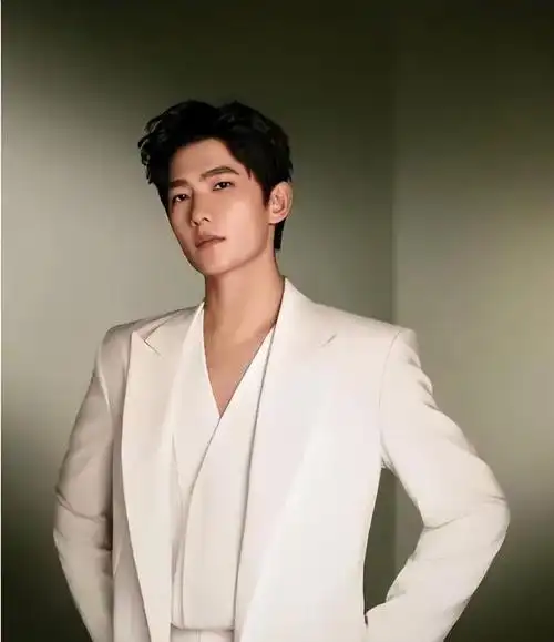 长得英俊帅气,却输在"个子矮"上,这4位男星的身高太不懂事了