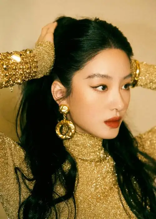 杨采钰油画感大头照##杨采钰怼脸图没输过