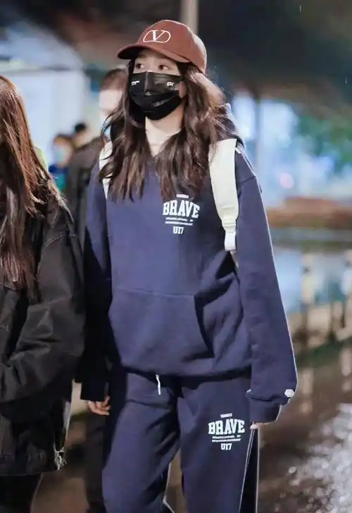 关晓彤现身机场,身穿时尚穿孔罗纹毛衣,清新休闲,尽显活力!