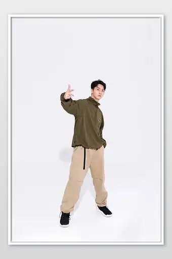 街舞男孩对着镜头耍帅