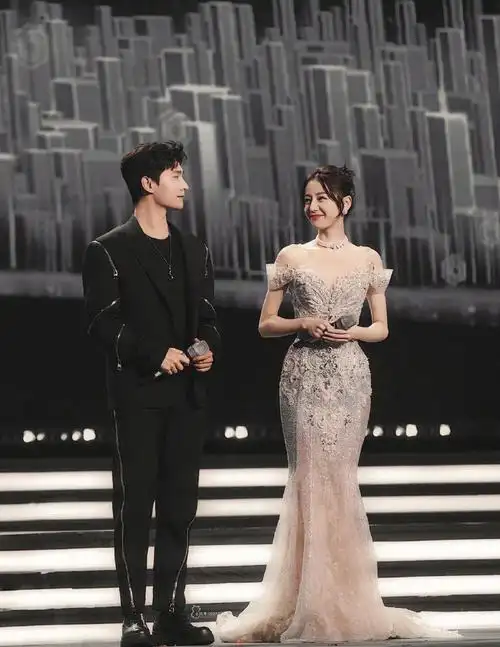 荣耀夫妇对视太甜了##杨洋迪丽热巴烟火星辰致敬中国航天