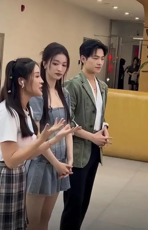 杨洋王楚然首合体营业眼神黏糊笑意忍不住依靠一起像新人宴客