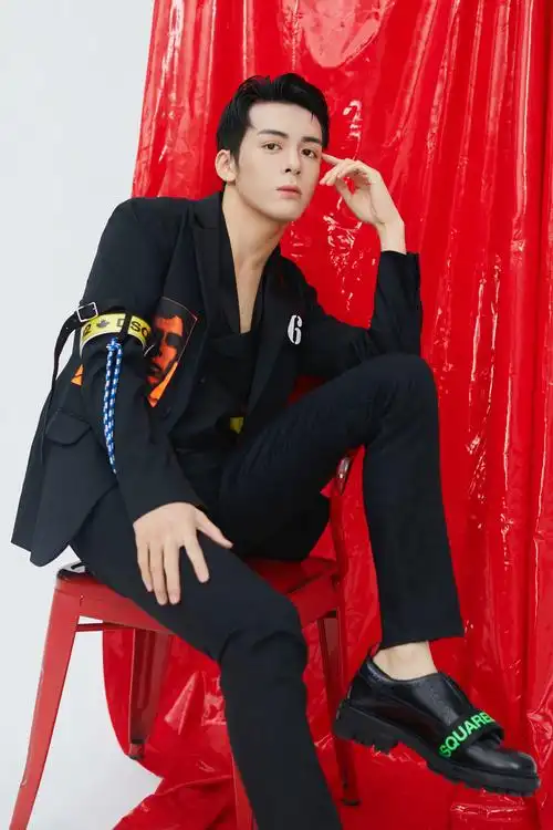 p>曾舜晞 i>(joseph) /i>,原名曾威航,1996年10月9日出生于广东省