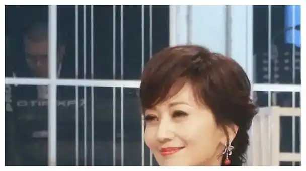 70岁赵雅芝与丈夫亮相活动优雅冻龄光芒港姐同框增添风采