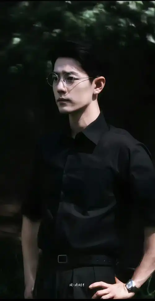 肖战真的是一人多面,这个少白简直帅得无法无天了,尤其是架上一副眼镜