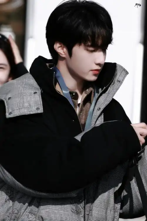 粉丝给刘耀文加油##刘耀文黑灰拼接羽绒服上班路透