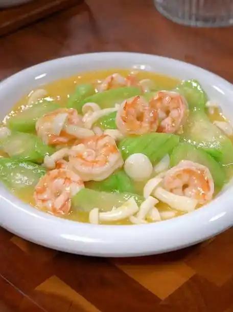 这个季节的丝瓜不要总炒着吃了,试试这个丝瓜烩虾仁,营养又美味,小孩