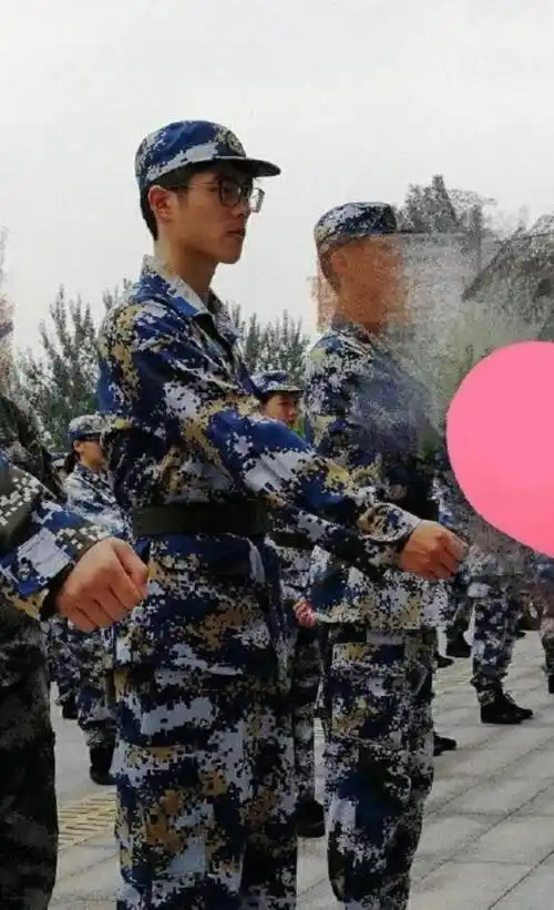 易烊千玺军训"延迟",同样延后的这位明星学长,毕业也延期了!