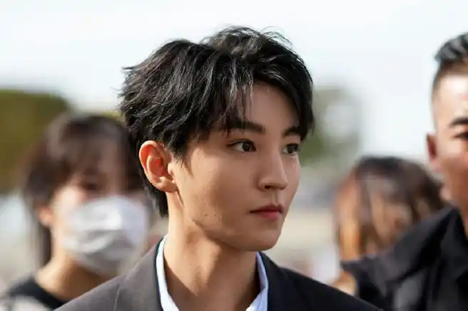 王俊凯 巴黎时装周#王俊凯一组场外高清怼脸拍,再生的图也轻松扛　!