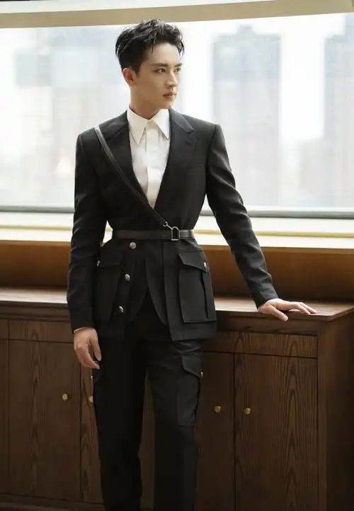 简介:许魏洲骑士西装帅气图片写真,分享一组许魏洲图片给大家,图中的