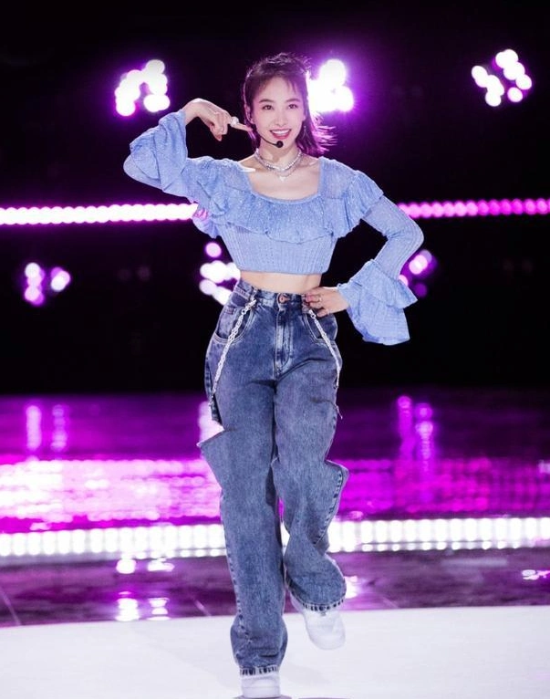 宋茜梳少女头在台上跳舞,"腰精"称号名不虚传,33岁像18岁_腾讯新闻