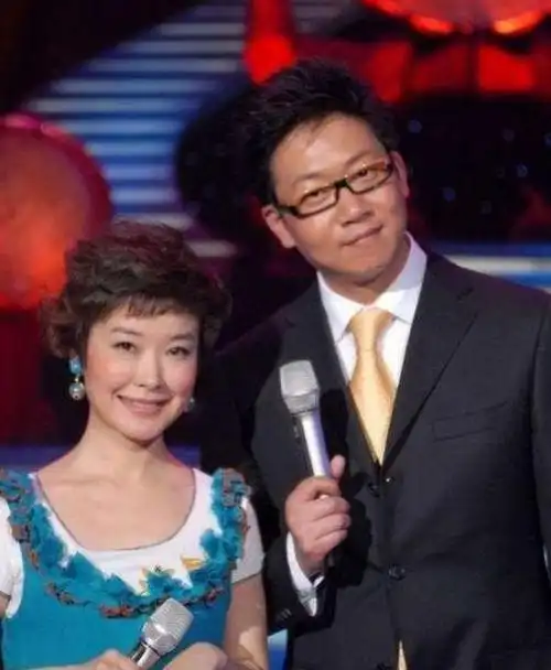 主持人林海,两任妻子都是同行,如今49岁生活十分幸福