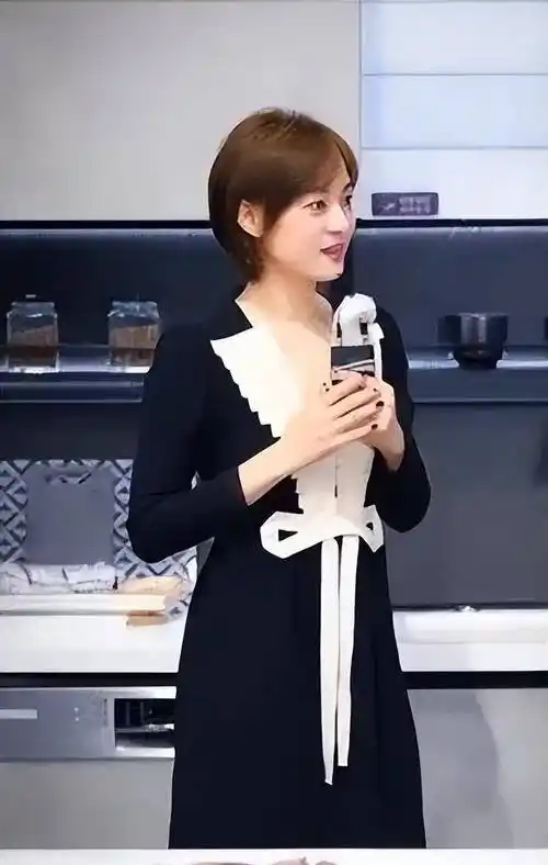 孙俪以新发型出席活动,耳边短发,身穿黑色西装,尽显阳刚之气_分析