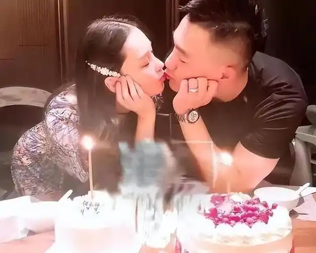 张馨予与老公何捷同框,现身支持王宝强电影,望向老公星星眼吸睛