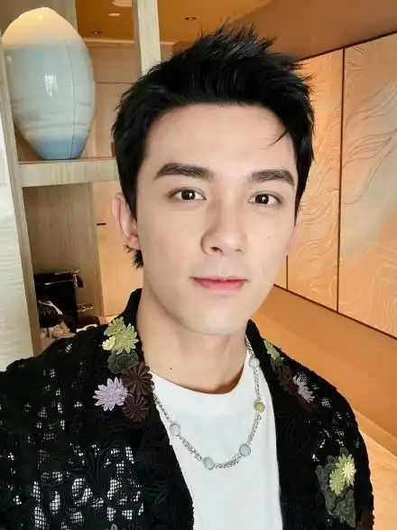 吴磊参加拜托了冰箱节目录制活力满满朝气蓬勃