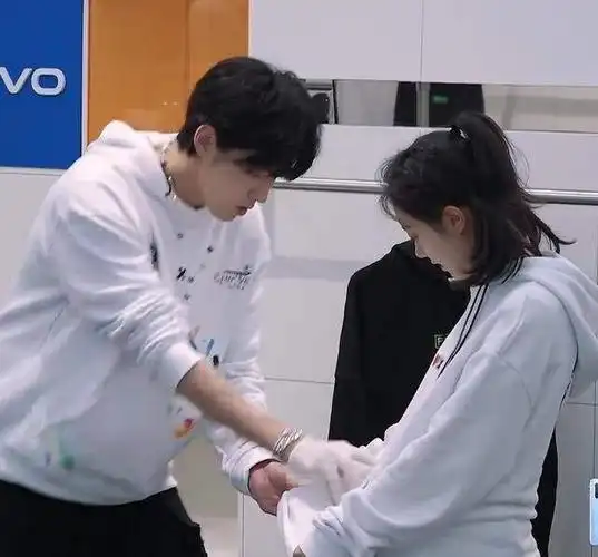 再看吴亦凡赵今麦互动,他当时的话已说明问题了,baby表情是亮点