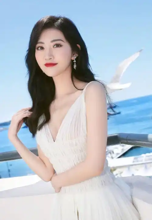 捧不红的景甜"毕竟景甜这位美女演员,自从接演了《战国》《特殊身份》