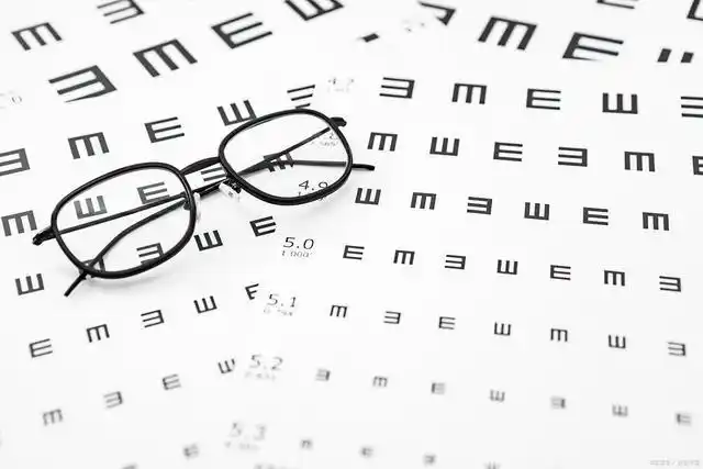 视力表检查 是模糊可见的猜对方向为准 还是清楚看到方向为准呢?