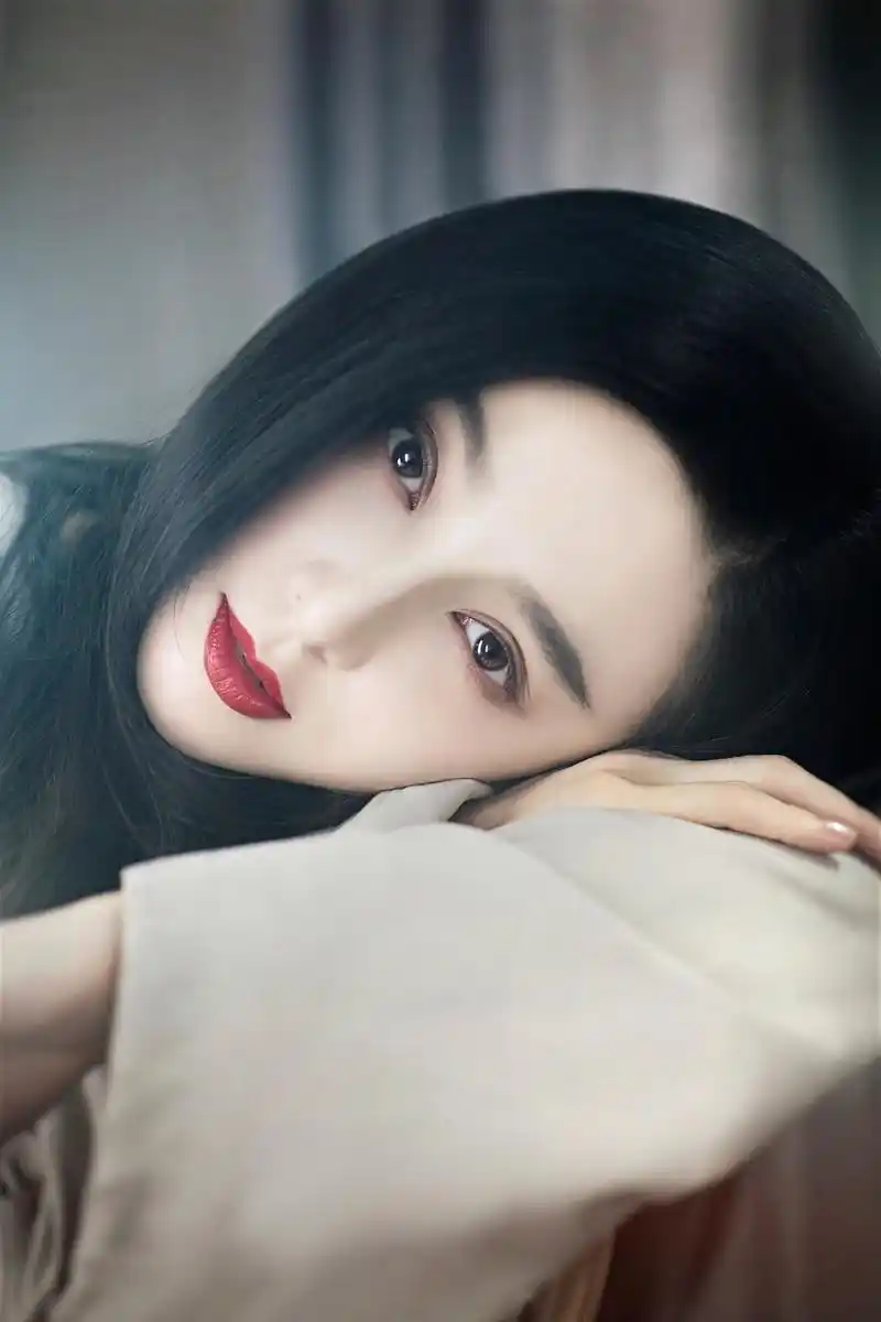 范冰冰登法国télérama新刊封面,镜子映射出范冰冰精致的脸庞,眉眼