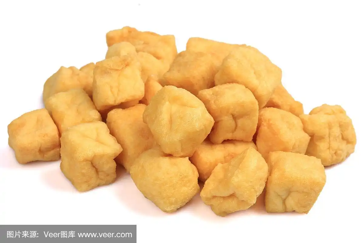 豆腐泡孤立在白色背景上