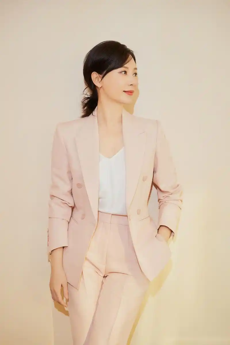陈数着粉色西服套装内搭奶白深v吊带出席采访通告,摩登率真之余尽显