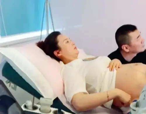 的时候,蒋勤勤还没有生下二胎,所以陈建斌需要带着蒋勤勤去医院做孕检